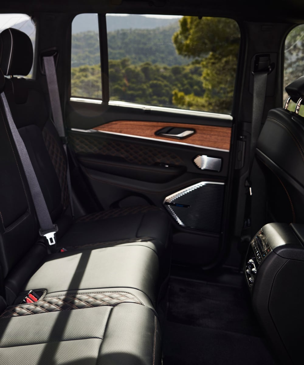 Side interior view of Jeep Grand Cherokee